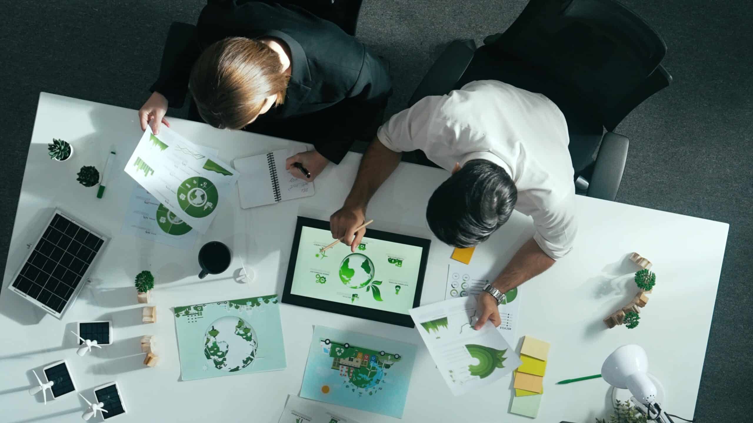 Homens olhando práticas ESG para aplicar no mercado de trabalho